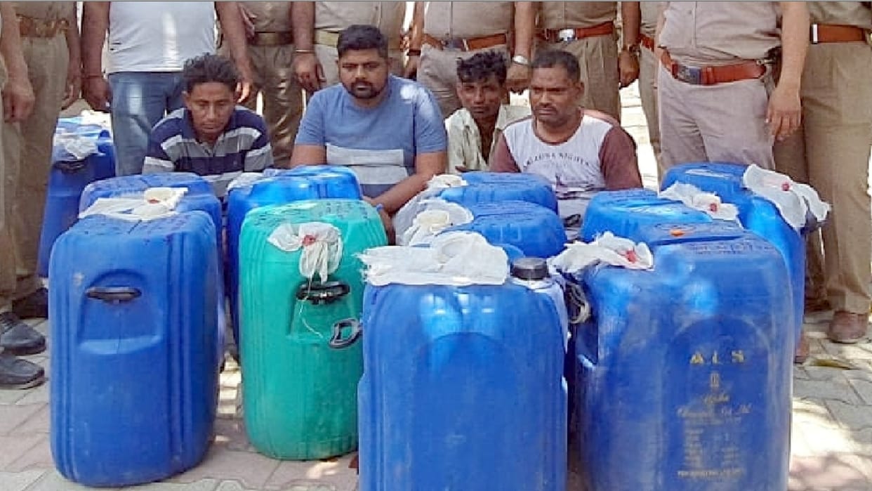 Bijnor News: Excise department have five accused arrested with illegal liquor