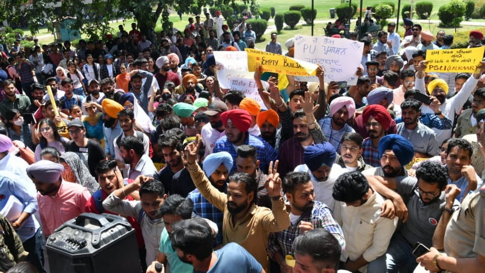 Students organizations protest against increased prices of mess and canteen in Panjab University of Chandigarh