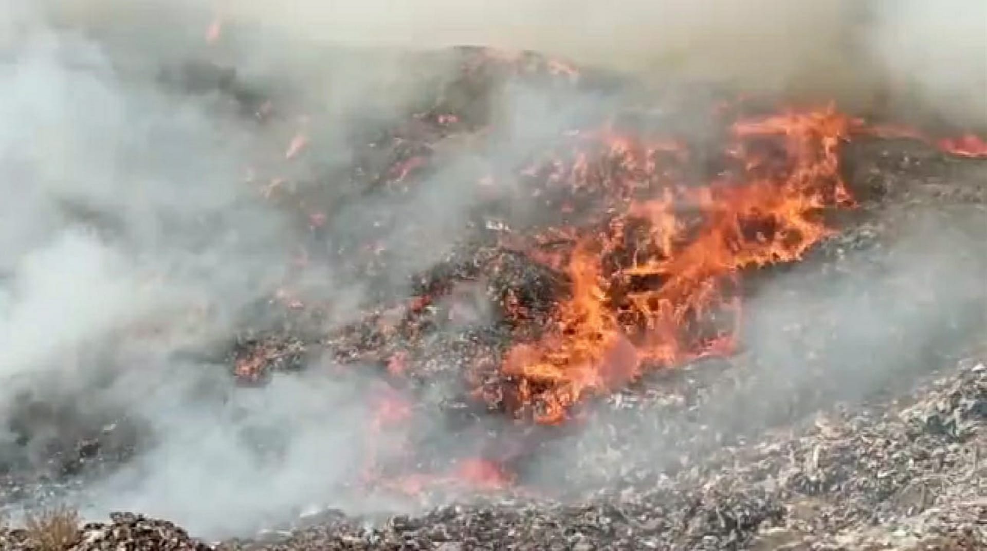 Massive fire at garbage disposal center  in Uttarakhand Vikasnagar Selakui