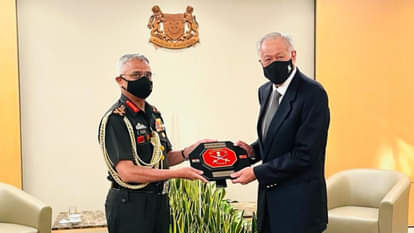 सिंगापुर के रक्षा मंत्री के साथ जनरल एमएम नरवणे