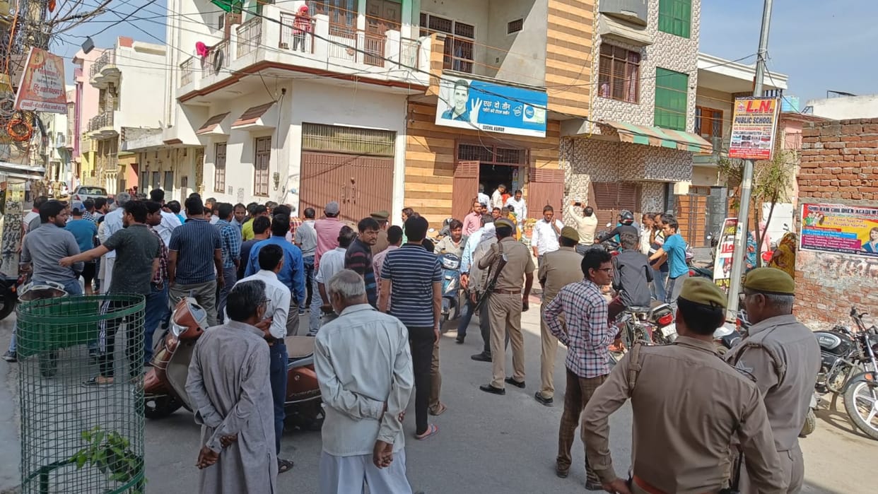 Hapur three masked criminals enters general store looted seven lakh on force of gun also injured owner of shop