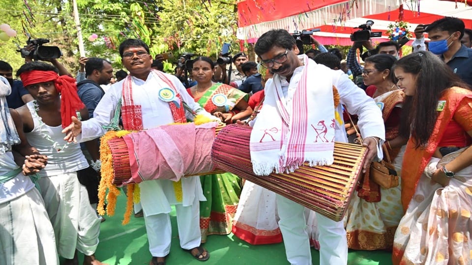 CM Hemant Soren announced hostels for tribal girl students on the occasion of Sarhul Festival