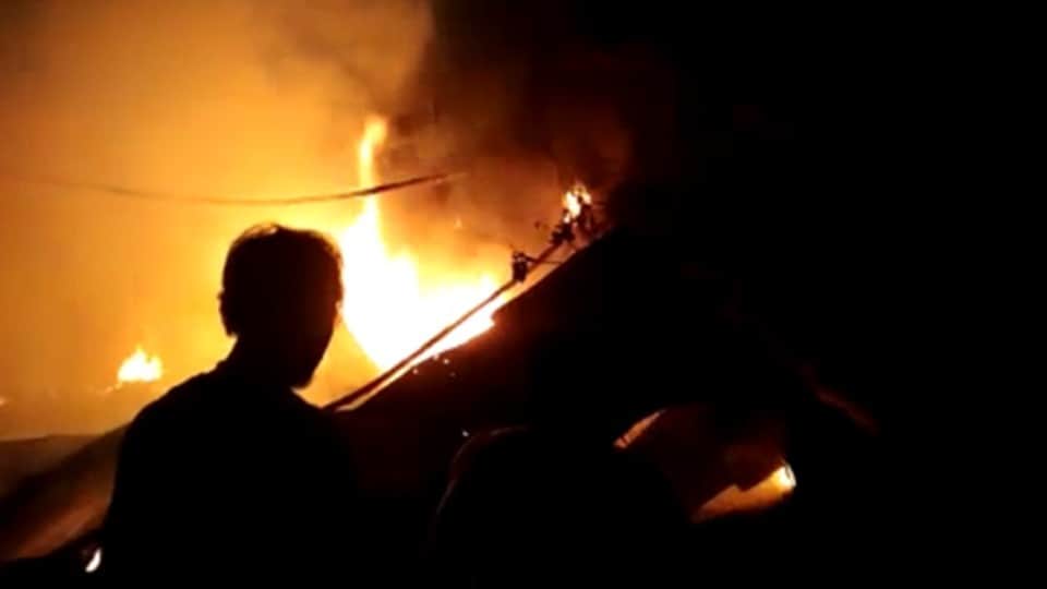 Indore: Angry aunt set fire to her own hut, took her brother's hut in the grip, two innocent girls burnt alive...