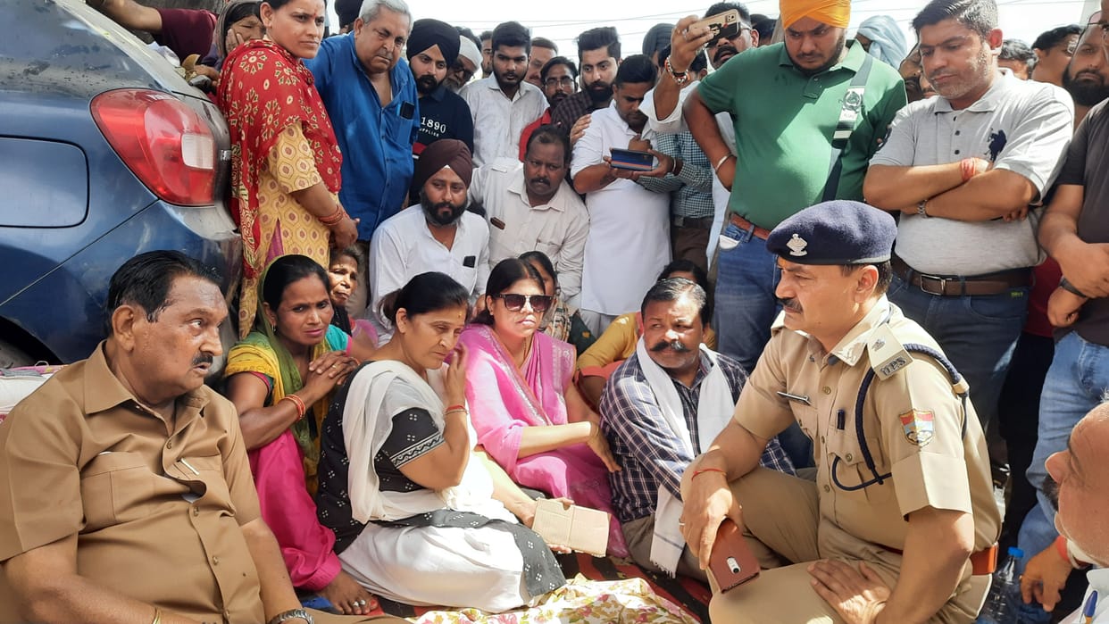 MLA protested against attack on bussiness.
