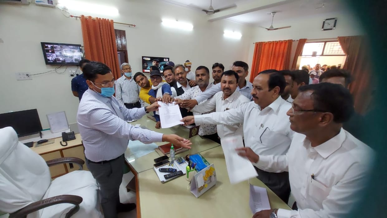 The soldiers of the pen also rallied in Mau regarding the Ballia incident