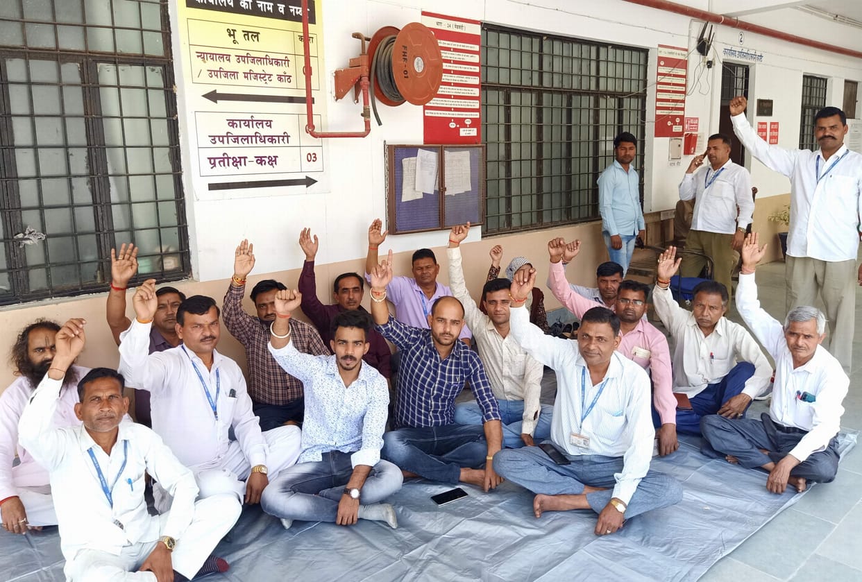 Tehsil employees raised slogans against Pratapgarh incident