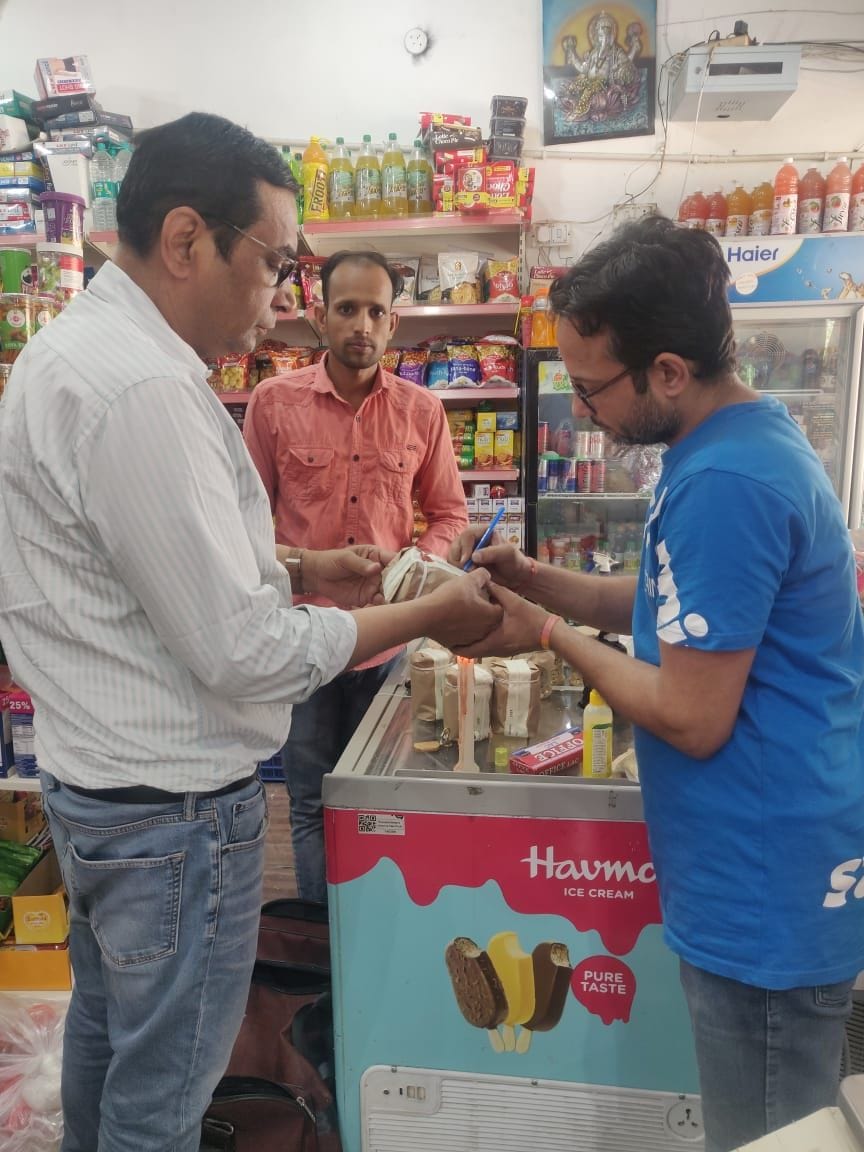 Oil and grease were being packed in the auto market, if no document was found, then information was given to the concerned department for action.