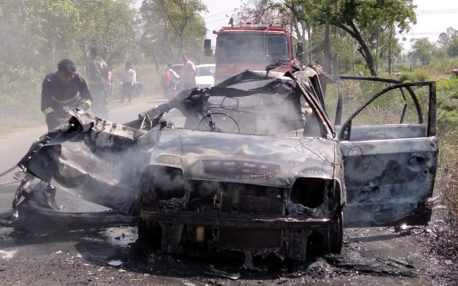 Fire in moving car, two youths were scorched