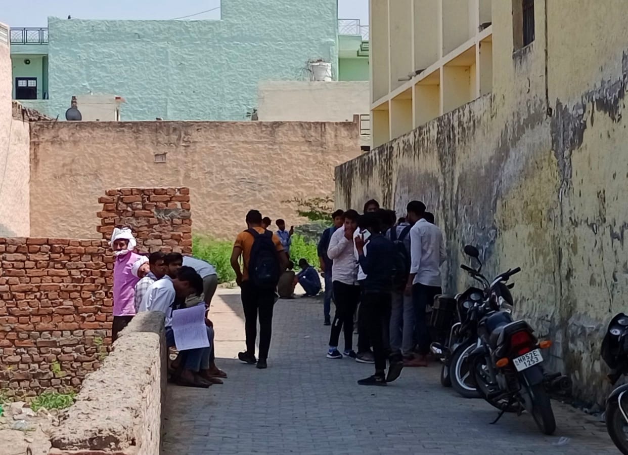 People trying to throw slip to get copy