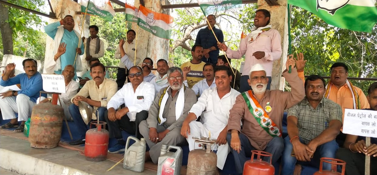 Demonstration of Congressmen against inflation, procession taken out
