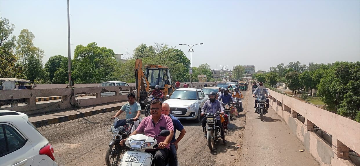 Uprooted road on both sides, trouble due to jamming
