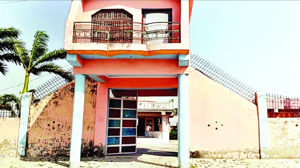 administration freed the panchayat house from SP leader in Etah