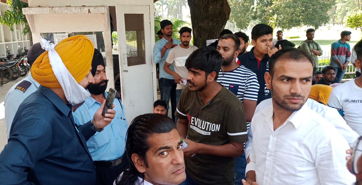 Four-hour demonstration of students against increase in hostel fees, Kurukshetra