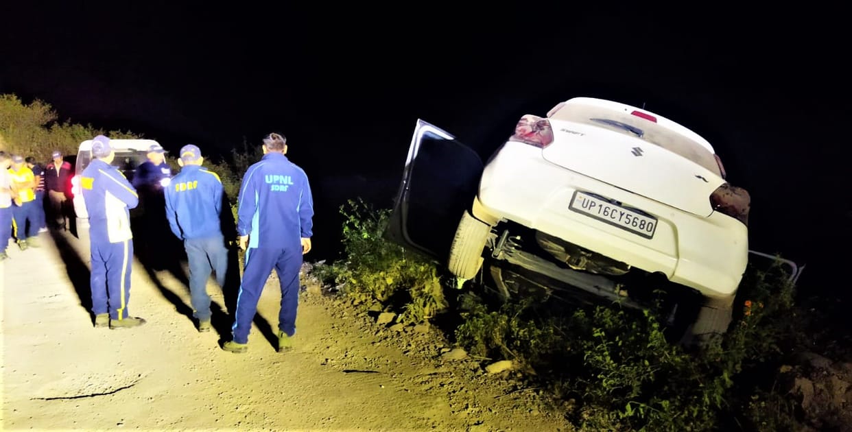 Uncontrollable, the car fell into the ditch and hanged