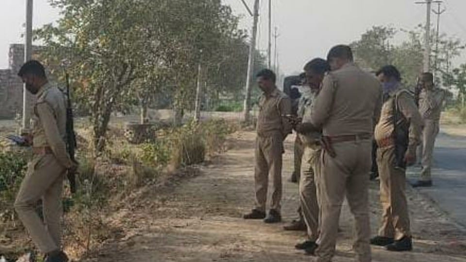 girl dead body found on the Barhan road in Agra