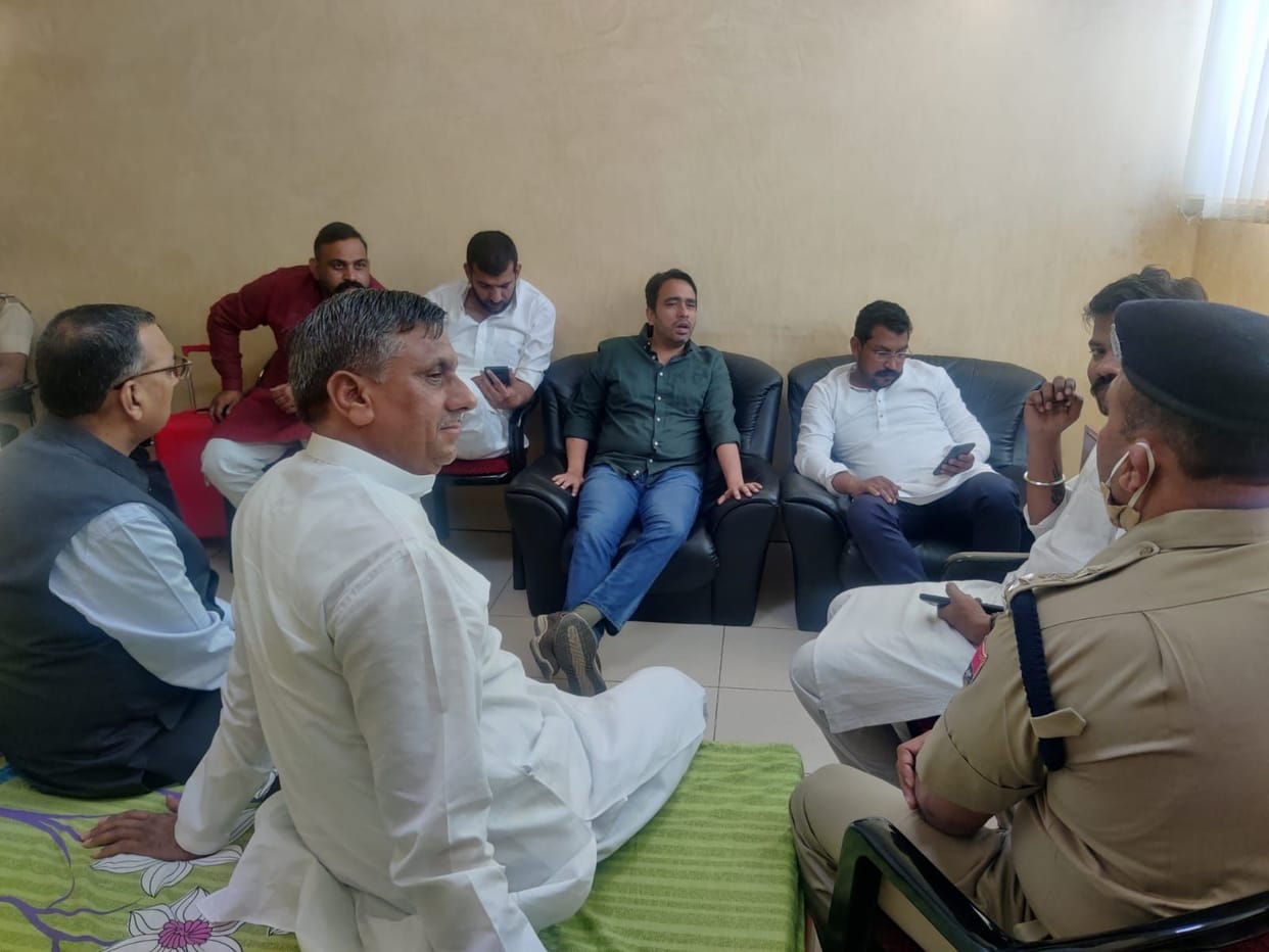 Hathras: MLA Guddu Chaudhary, who went to meet the victim's family, stopped at the airport