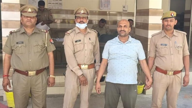 SP leader surrendered in Rampur, police arrested brother