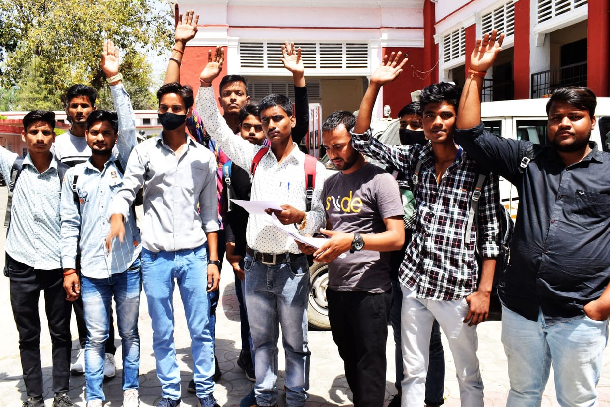 GF college students Demonstration in Collectorate, submitted memorandum