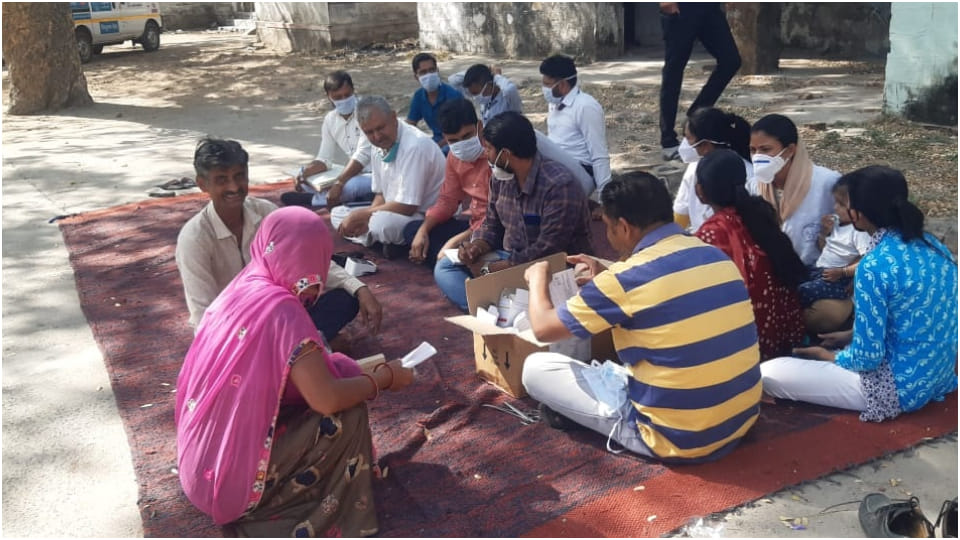 Sirohi news Foul smell coming from dead body kept in mortuary for four days doctors had to do treatment under tree