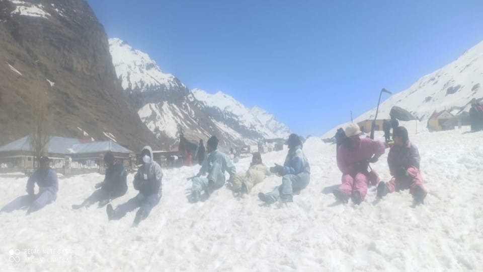 Tourists rush in Koksar to see the snow himachal pradesh