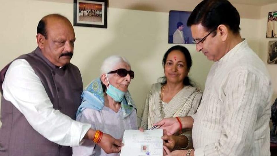 79-year-old pushpa munjiyal gave fd of 50 lakhs and 10 tola gold to rahul gandhi