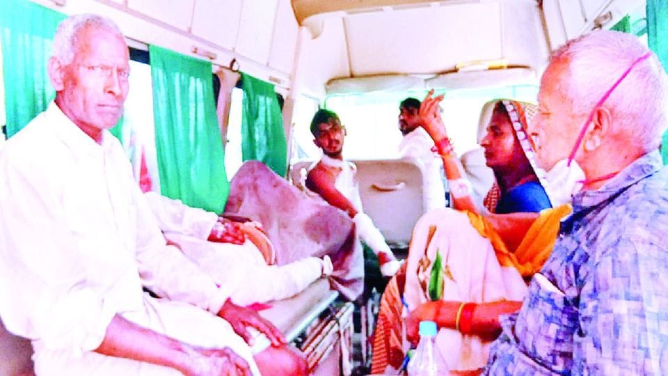 confectioner threw boiling oil on six people in firozabad