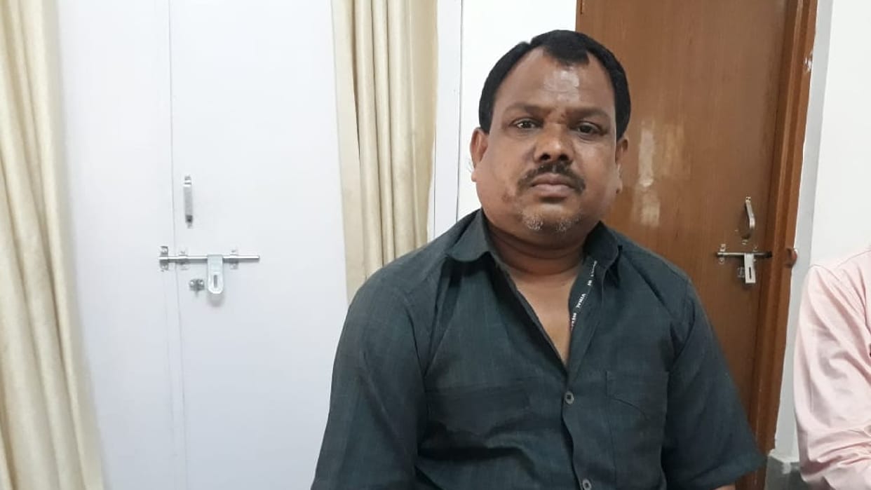 Rewa: Patwari arrested for taking bribe of 15 hundred rupees,