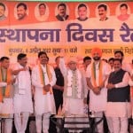 भाजपा के स्थापना दिवस पर पिहोवा अनाज मंडी में आयोजित जनसभा के दौरान हाथ उठाकर लोगों का अभिवादन स्वीकारते मुख्यमंत्री मनोहर लाल।