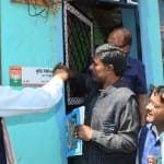सीएम ने कार्यकर्ता के घर में पट्टिका लगाई।