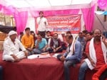 पत्रकारों पर दर्ज फर्जी मुकदमा वापस लेने की मांग को लेकर नगर के शहीद पार्क चौक में चले रहे एक दिवस?