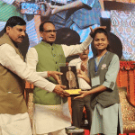 सीएम शिवराज युवा संवाद कार्यक्रम में छात्रों को सम्मानित करते हुए