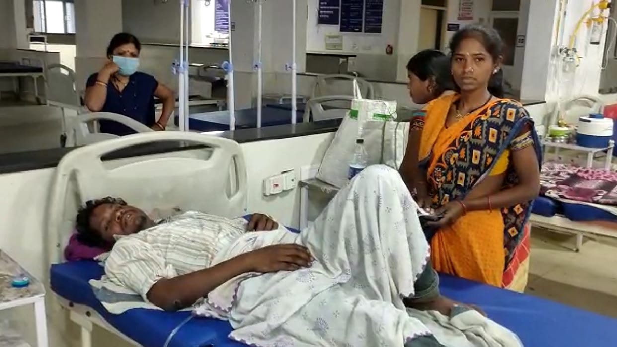 Chhindwara: Young man drank 10 glasses of country liquor after winning a bet from friends, his health deteriorated after drinking