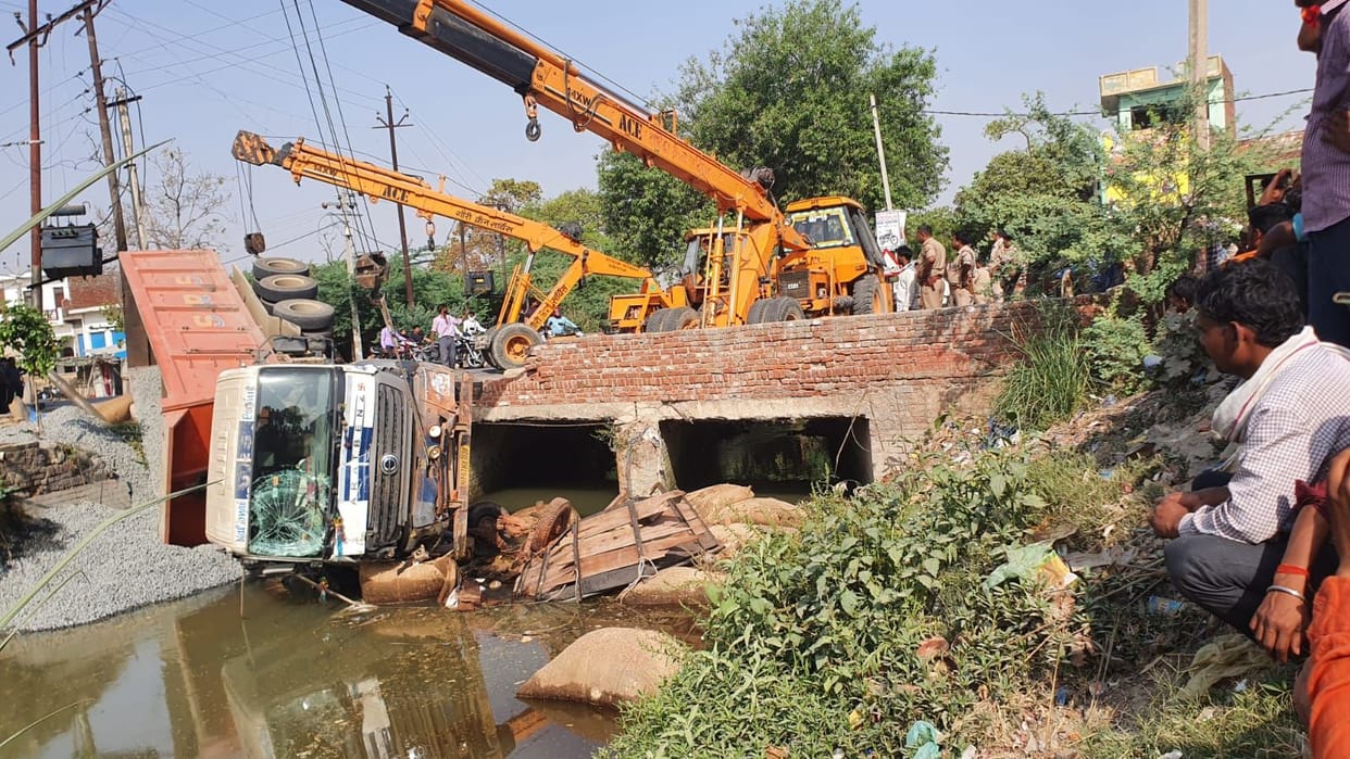 One killed, two injured, dumper rams into jugaad vehicle