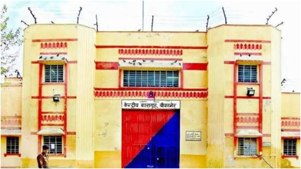 RAC jawan caught delivering mobile to prisoners to jail in bikaner