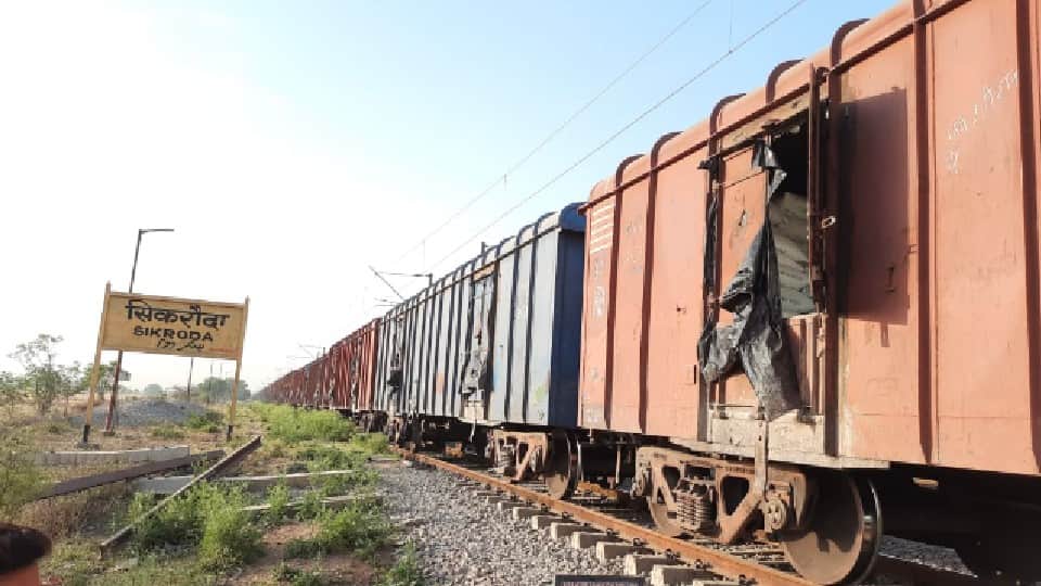 Morena: In morena, miscreants looted sacks of sugar from a goods train, bullets fired on police