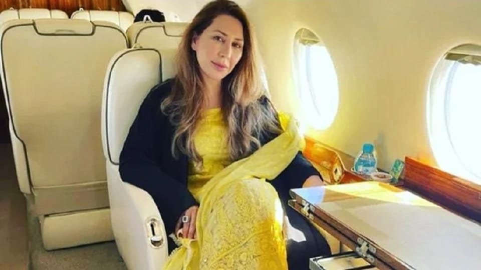 Bushra Bibis friend fled to Dubai: She was seen sitting in a plane carrying a handbag worth 90 thousand dollars, photo viral, know connection with PM Imran