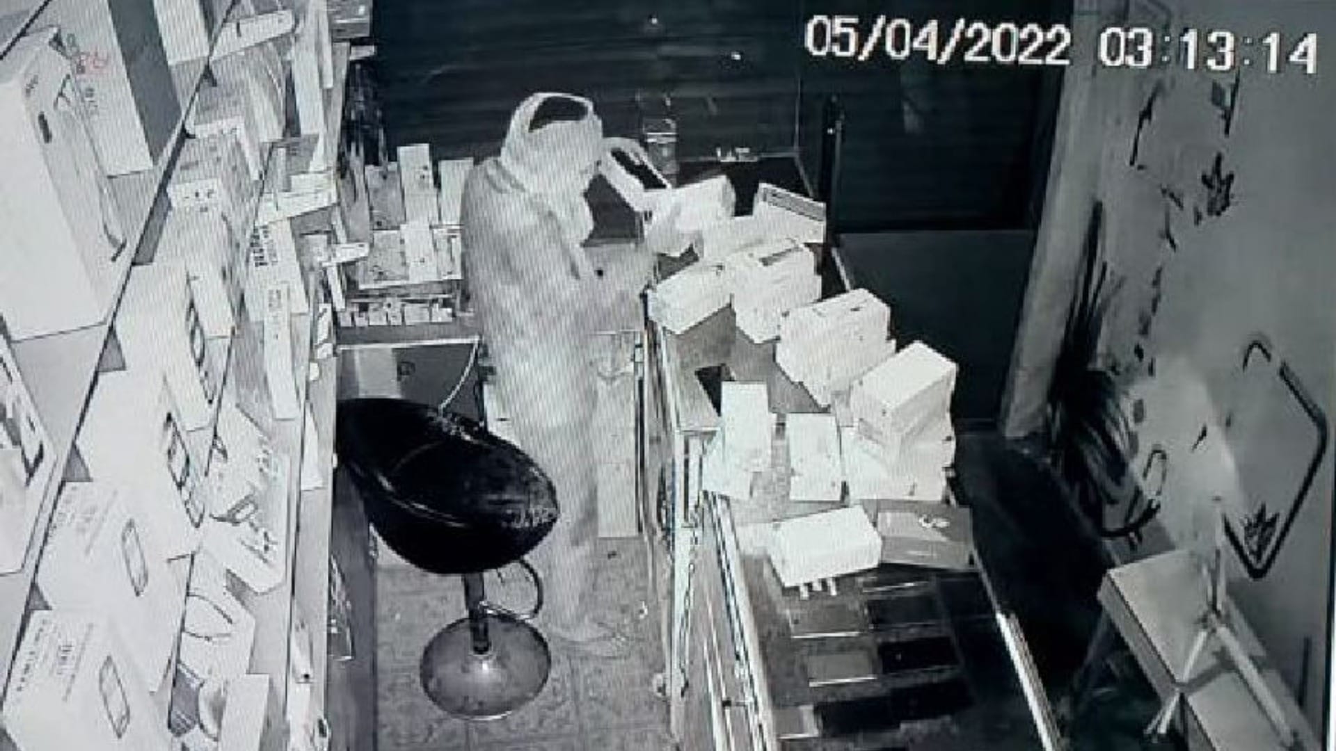 Mobiles worth fifty lakh rupees stolen from mobile showroom in Panipat of Haryana