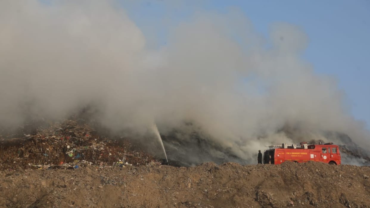 Chandigarh daddu majra dumping ground catches fire, fire brigade many vehicles on spot
