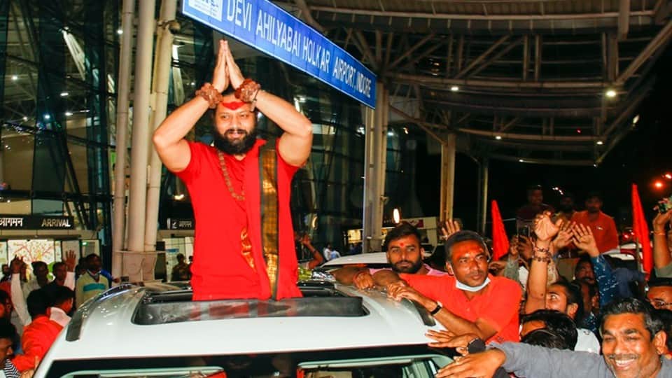 Indore: Kalicharan reached Indore after being released from jail, said - I have no regrets on my words, speaking the truth is a punishment in Kaliyuga