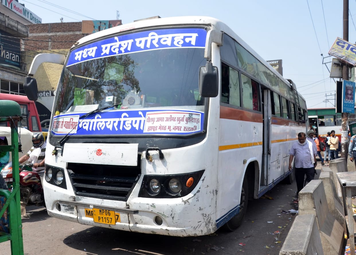 Sehore News: Traffic Police took action by issuing challans to buses without permits