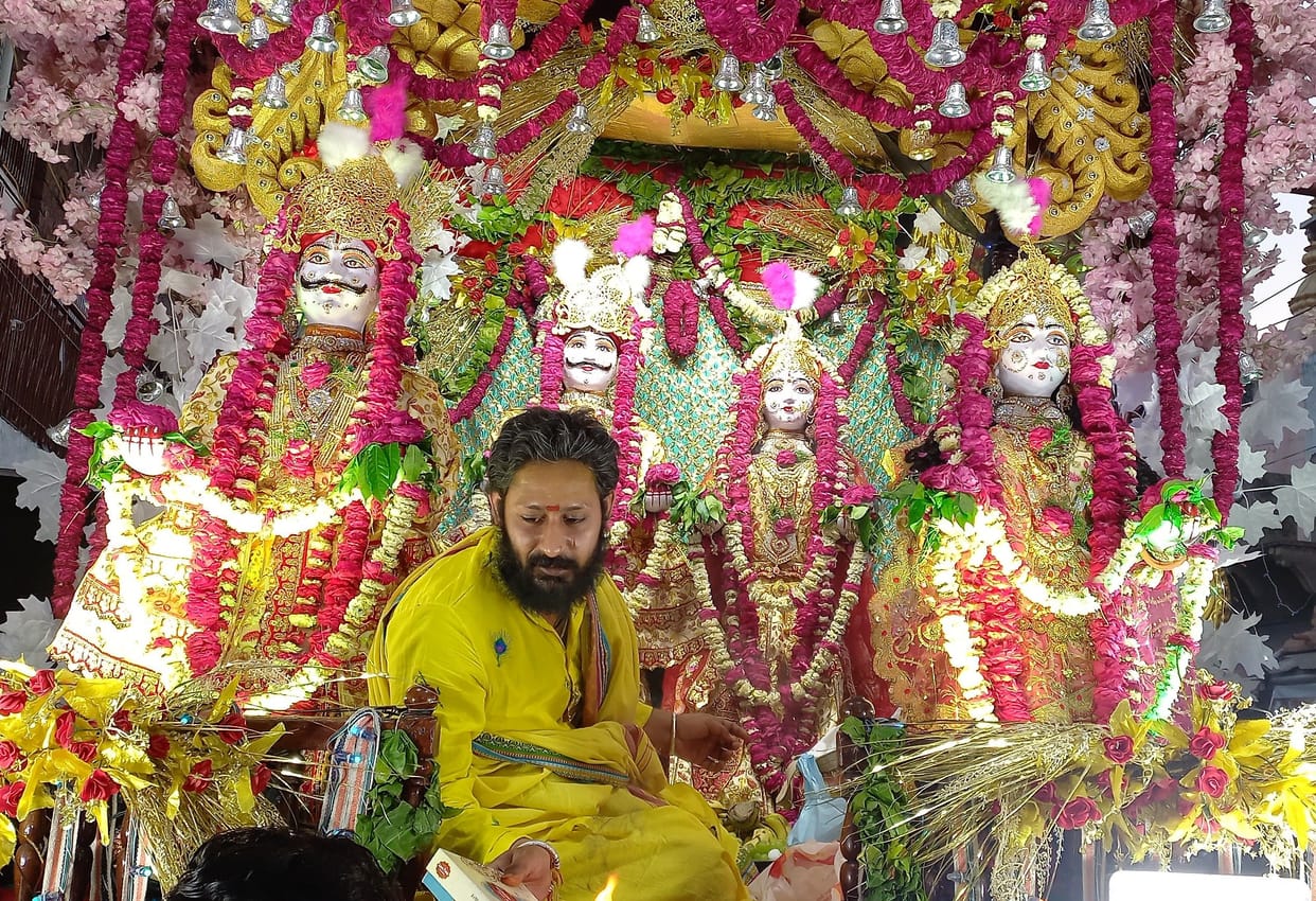 Hathras: Gangaur ji roamed in the city on the second day too, welcomed