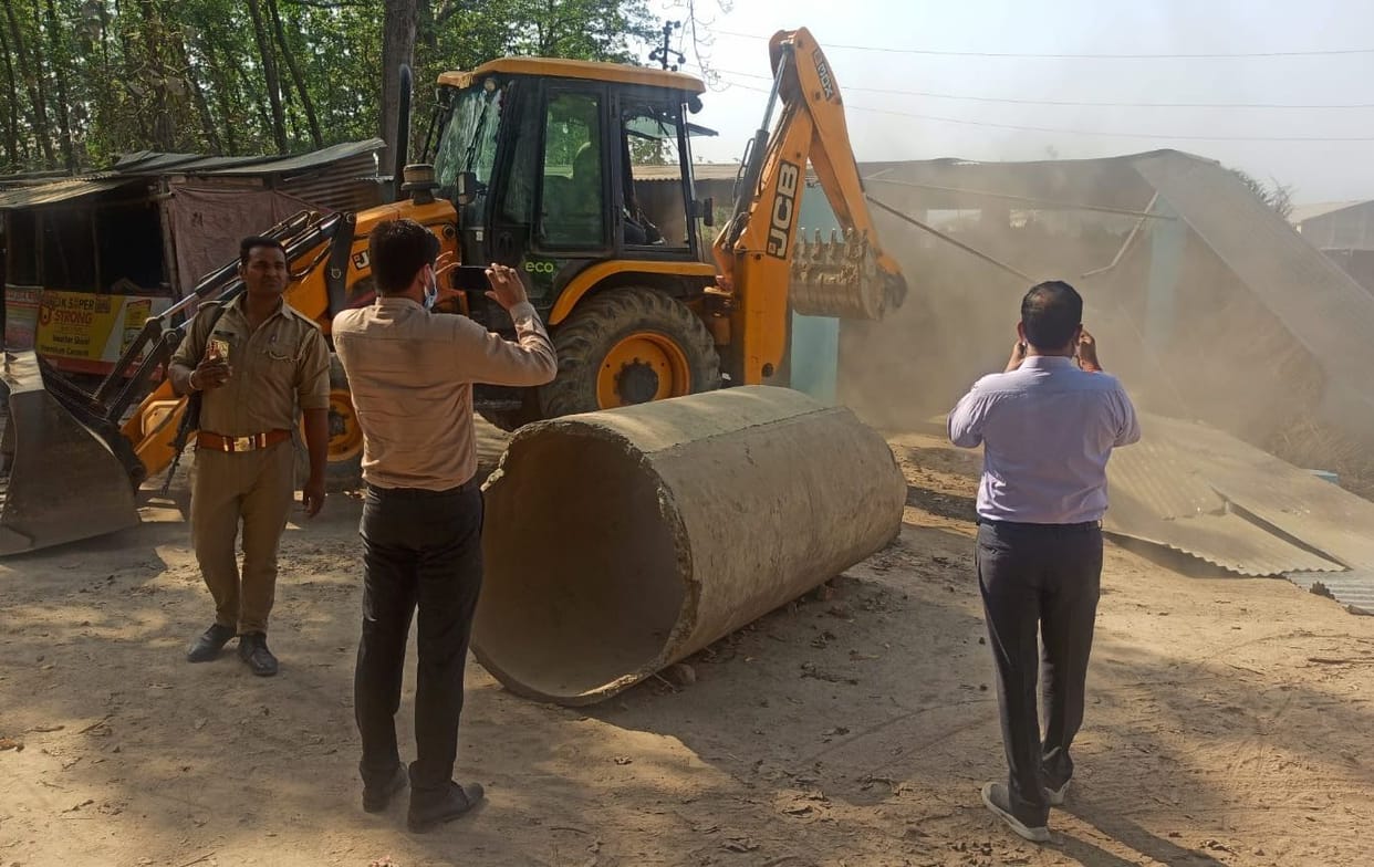 Dhaba on government land, bulldozer run
