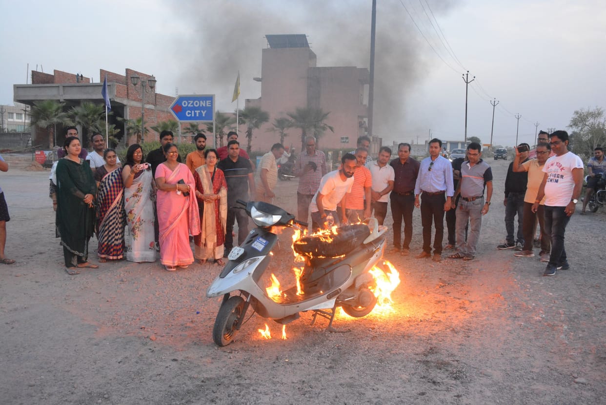 Scooty was damaged by a dilapidated road and then set it on fire