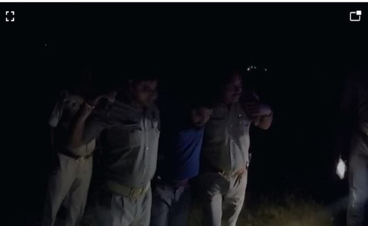 Police Encounter in Jaunpur Four vicious robbers arrested one miscreant injured due to bullet shot in leg