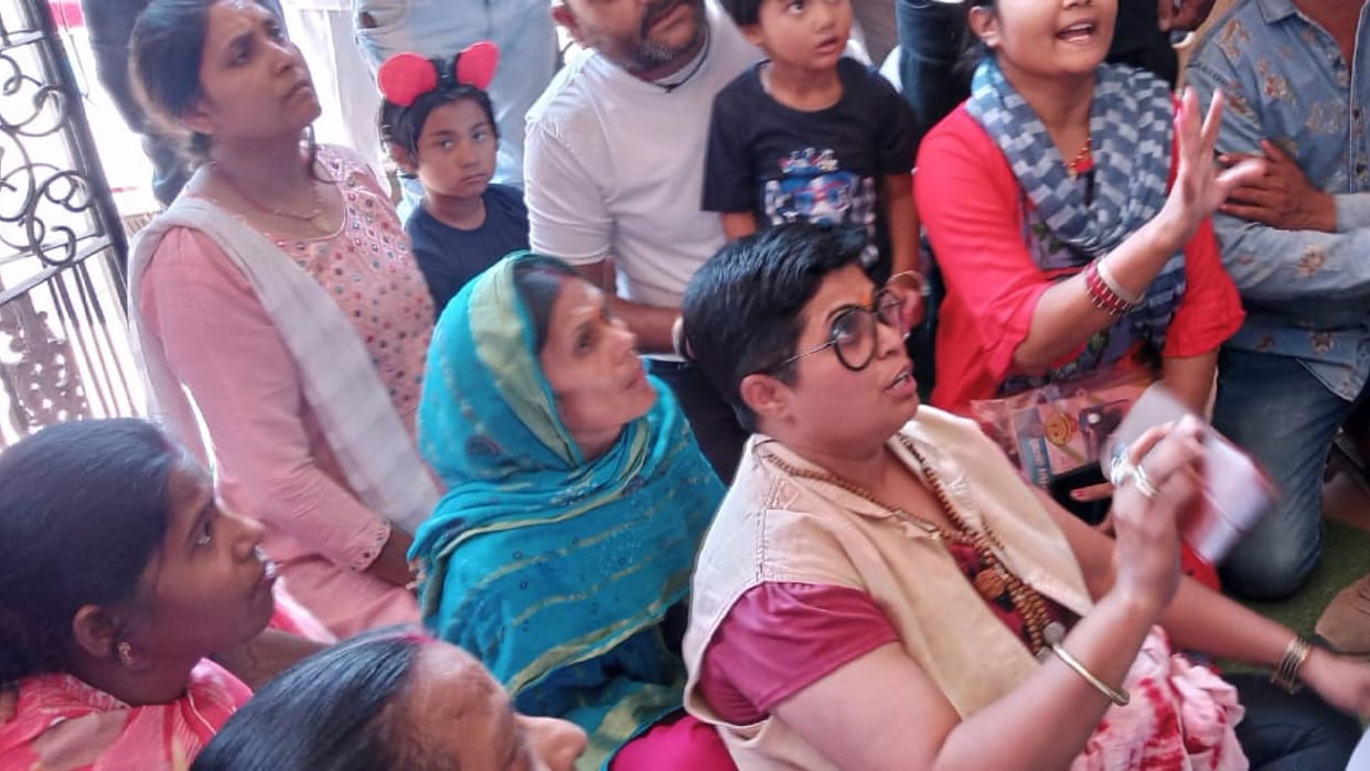Shivpuri: Women created ruckus in public hearing regarding water problem, sat on dharna at collectorate gate