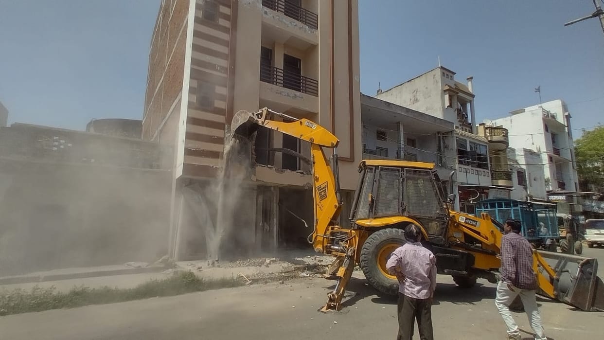 Lucknow: Bulldozers run on illegal construction without a map pass in Thakurganj and Mahanagar police station area