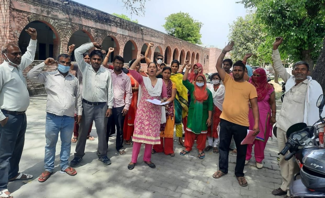 Angry parents demonstrated due to non-admission of eligible students of Rule 134A
