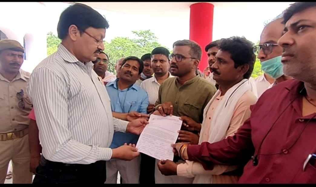Journalists demonstrated, memorandum submitted to ADM