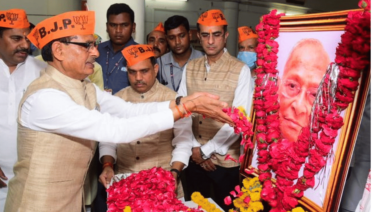 BJP's foundation day: Shivraj wore a saffron cap, raised the party's flag, said, proud that the country has got a new direction of development