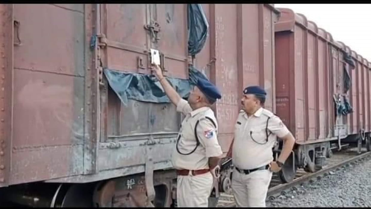 Jhansi Miscreants robbing sugar from goods train clashed with RPF one injured by police bullets